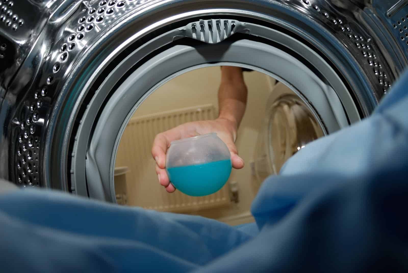 putting-detergent-in-washing-machine-1414795 putting-detergent-in-washing-machine-1414795